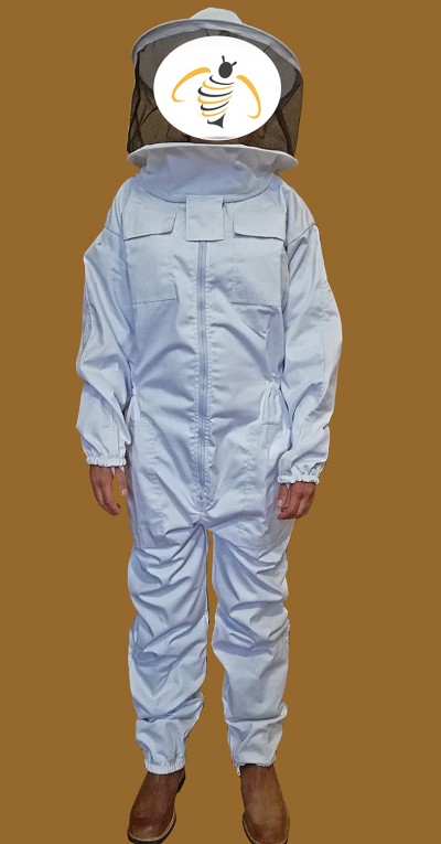 Roupa de apicultor branca com capacete e rede de proteção, fundo castanho