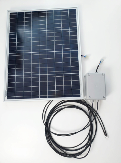 Painel solar com caixa e cabos sobre fundo branco