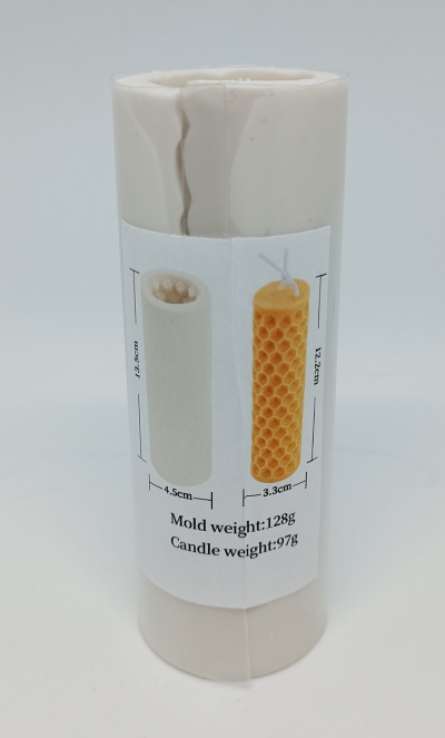 Molde cilíndrico branco para vela com etiqueta ilustrativa e medidas.