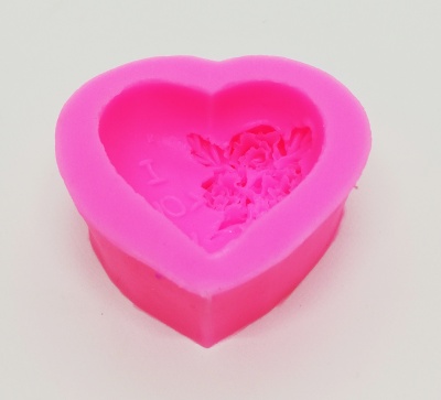 Molde de silicone cor de rosa em forma de coração com relevo e texto