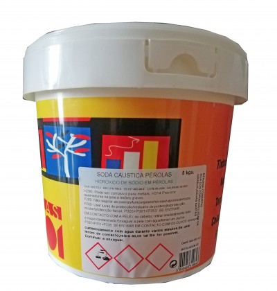 Recipiente plástico branco com tampa contendo soda cáustica em pérolas e rótulo colorido com informações de segurança