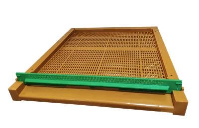 Estrado castanho de plástico com barra verde perfurada