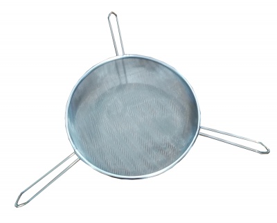 Peneira metálica redonda com três alças em fundo branco