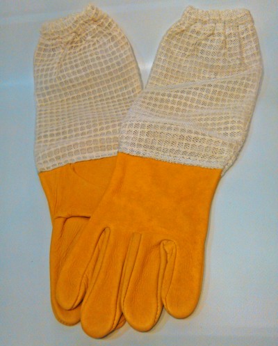 Par de luvas de proteção amarelas com parte superior branca de rede.