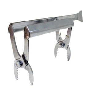 Suporte metálico com garras serrilhadas em fundo branco