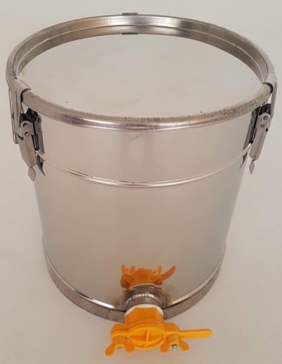 Depósito metálico prateado com válvula amarela e fechos laterais