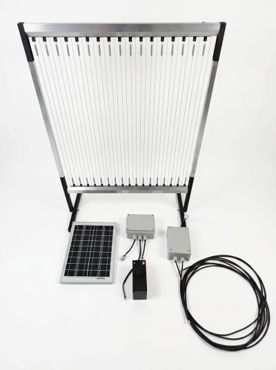 Dispositivo com estrutura metálica, painel solar e componentes eletrónicos num fundo branco