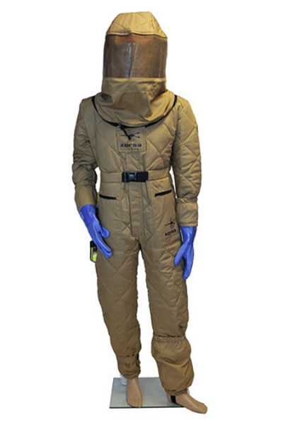 Macacão acolchoado de proteção com luvas azuis e capuz com visor