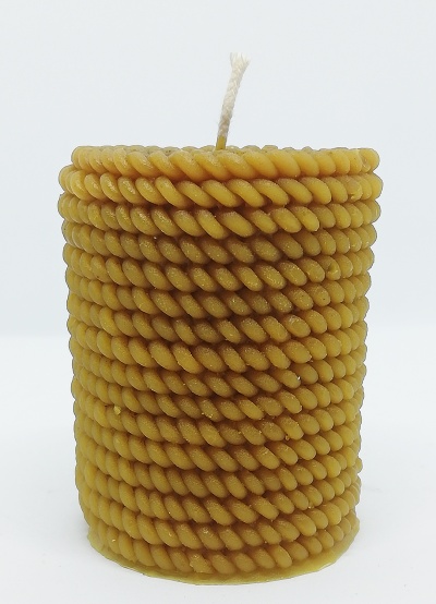Vela cilíndrica amarela com textura em espiral torcida com pavio branco
