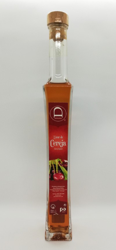 Garrafa de licor de cereja com rótulo vermelho e tampa de cortiça sobre fundo branco