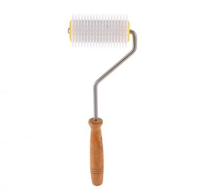 Texturizador com cilindro branco e pega de madeira