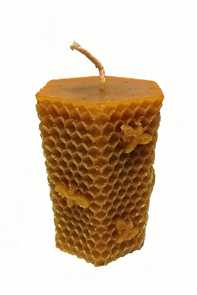 vela artesanal em cera de abelha com textura de favo de mel e abelhas esculpidas