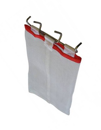 Rede filtro branca com borda vermelha e ganchos metálicos