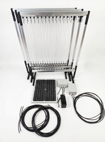 Kit com painel solar, cabos, caixas de conexão, bateria e estrutura metálica