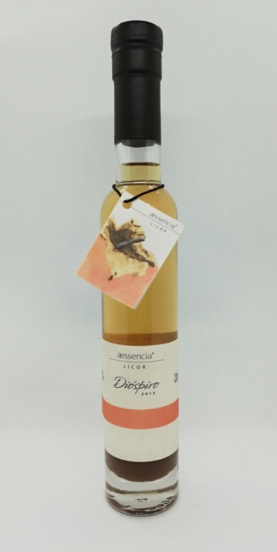 Garrafa de licor aessencia Diospiro 2012 com rótulo branco e faixa laranja