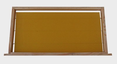 Estrado de cama de madeira com painel amarelo texturizado