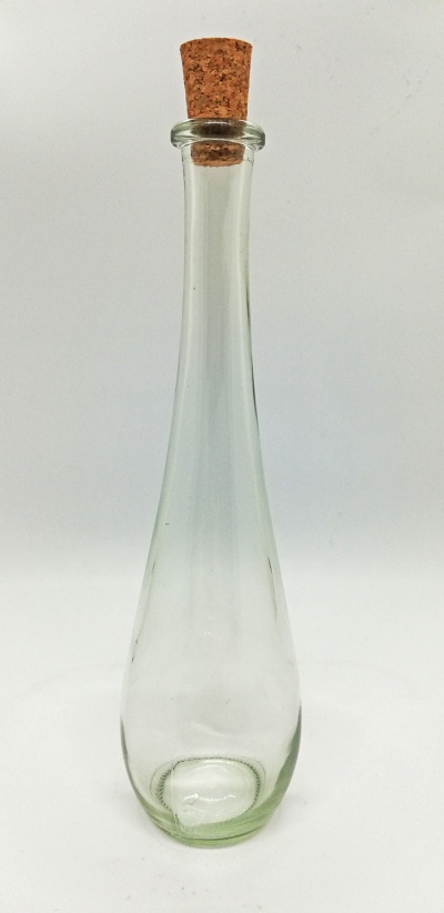 Garrafa de vidro transparente com tampa de cortiça