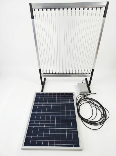 Painel solar com estrutura metálica e fios verticais