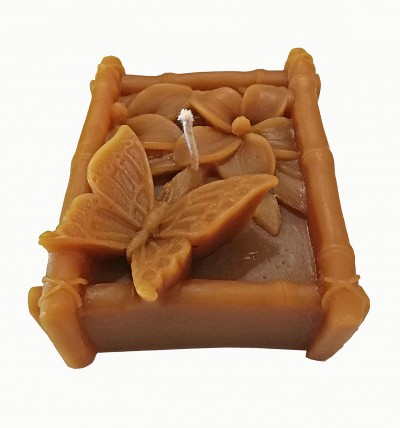 Vela retangular castanha com borboleta e flor em relevo