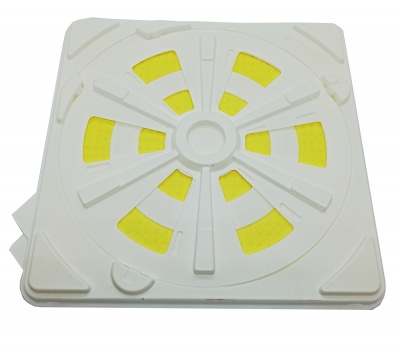 Tabuleiro plástico branco com almofadas amarelas