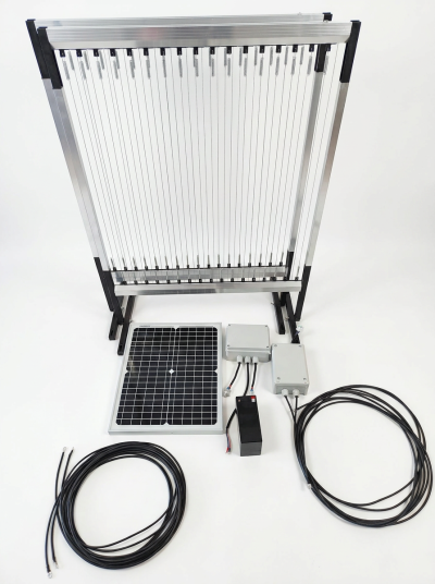 Equipamento tecnológico com painel solar, fios pretos e estrutura vertical metálica com cordas.