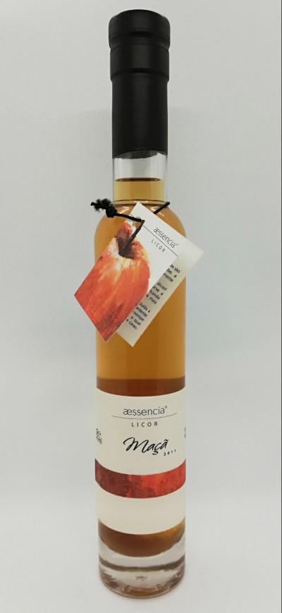 Garrafa de licor de maçã com rótulo branco e etiquetas penduradas