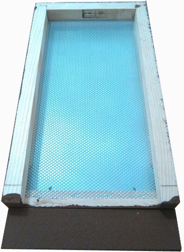 Estrutura retangular de madeira com malha metálica prateada no interior