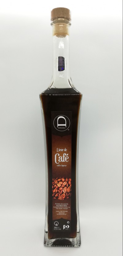 Garrafão de vidro com licor de café, rótulo preto e castanho com imagem de feijões de café.