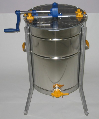 tacho inoxidável com manivela azul e torneira amarela em suporte metálico