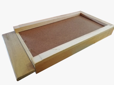 Bandeja de madeira com tabuleiro deslizante em fundo branco