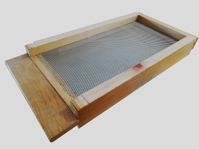 tabuleiro rectangular de madeira com malha metálica e tabuleiro deslizante