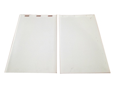 Duas placas brancas texturizadas com pequenas aberturas na borda superior