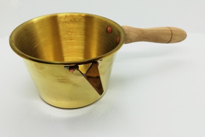Caçarola dourada pequena com cabo de madeira