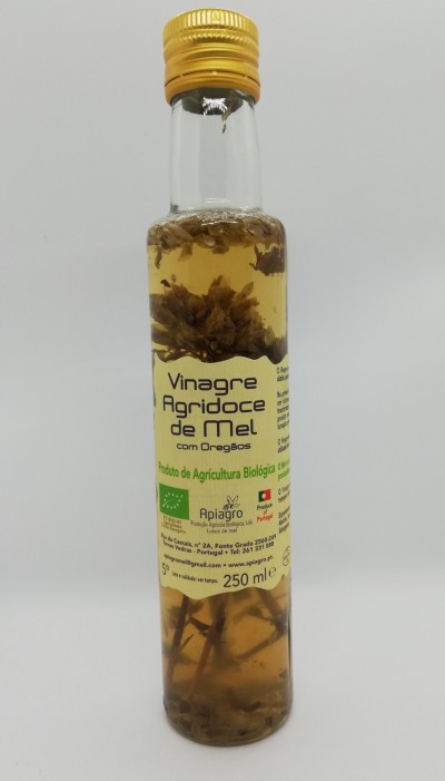 Garrafa de vinagre agridoce de mel com orégãos em vidro com tampa dourada