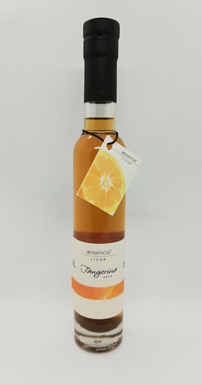 Frasco de licor tangerina æssencia com rótulo branco e tampa preta