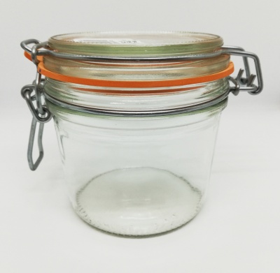 Frasco de vidro com tampa e fecho metálico em fundo branco