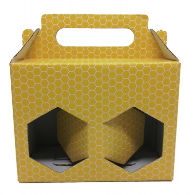 Caixa de cartão amarela com padrão de favo de mel e aberturas hexagonais