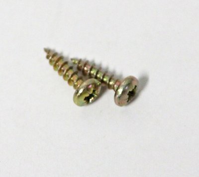 Dois parafusos metálicos com acabamento dourado e cabeça chata, sobre fundo branco.