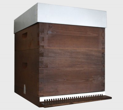 Colmeia de madeira com cobertura metálica prateada e entradas laterais