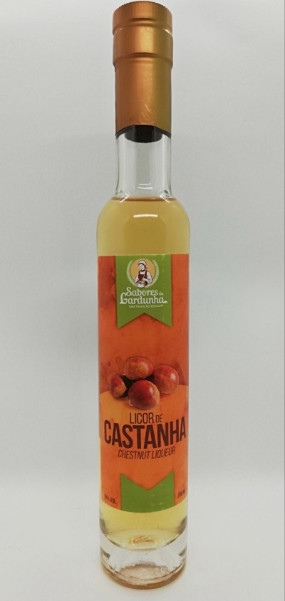 Garrafa de licor de castanha com rótulo laranja e verde e castanhas na frente