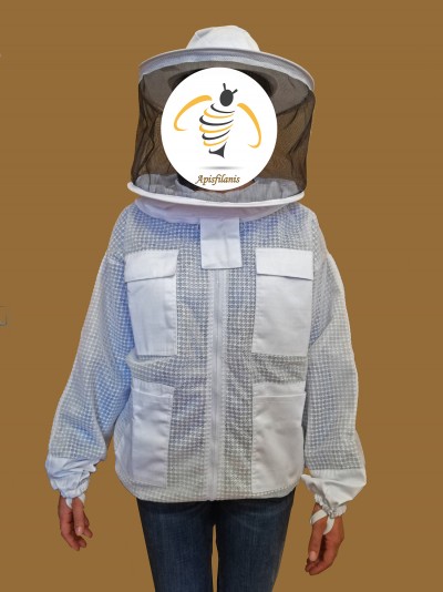 Roupa de apicultor branca com chapéu e tela de proteção preta em fundo castanho