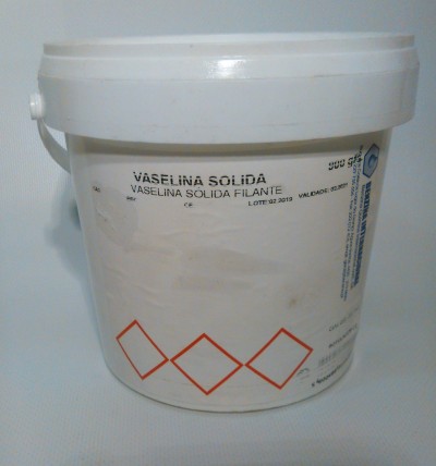 Embalagem branca plástica de vaselina sólida com texto impresso