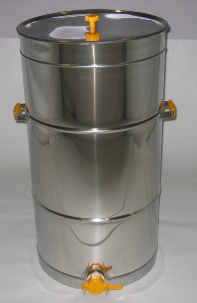 Tambor metálico prateado com alças amarelas e válvulas, fundo cinza claro