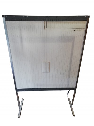 Painel divisório transparente com estrutura metálica e base em T