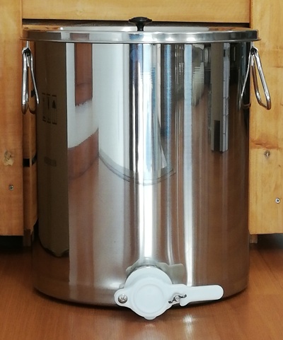 Recipiente metálico prateado com tampa e válvula