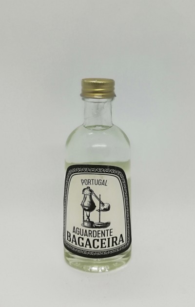 Garrafa de aguardente em vidro com rótulo preto e branco