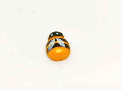 Miniatura de abelha pequena pintada à mão em madeira