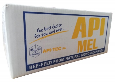 Caixa branca com texto e logótipo da API-TEC SA