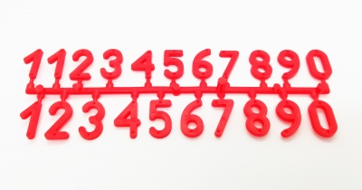 Números vermelhos de plástico ligados em barras