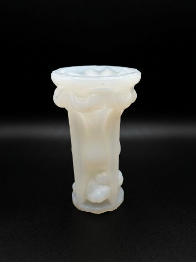 Vaso decorativo branco translúcido com design ornamental em fundo preto